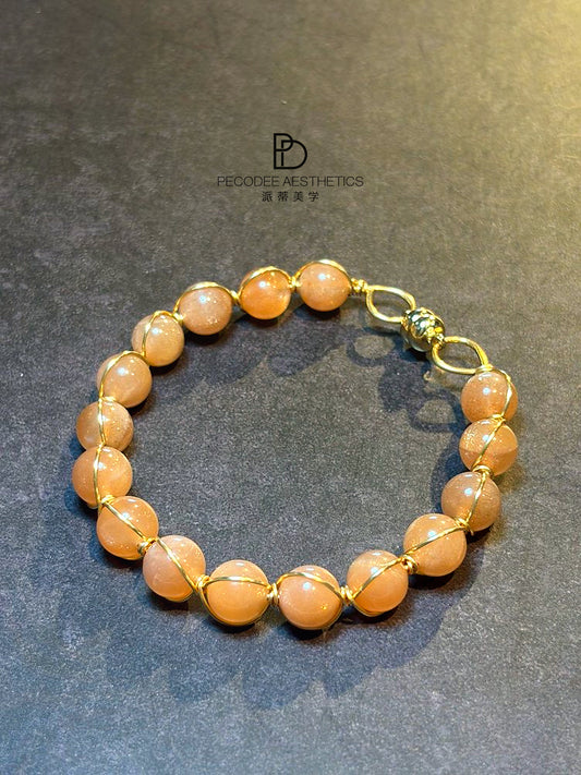Amber beaded bracelet with gold-tone clasp and round bead links